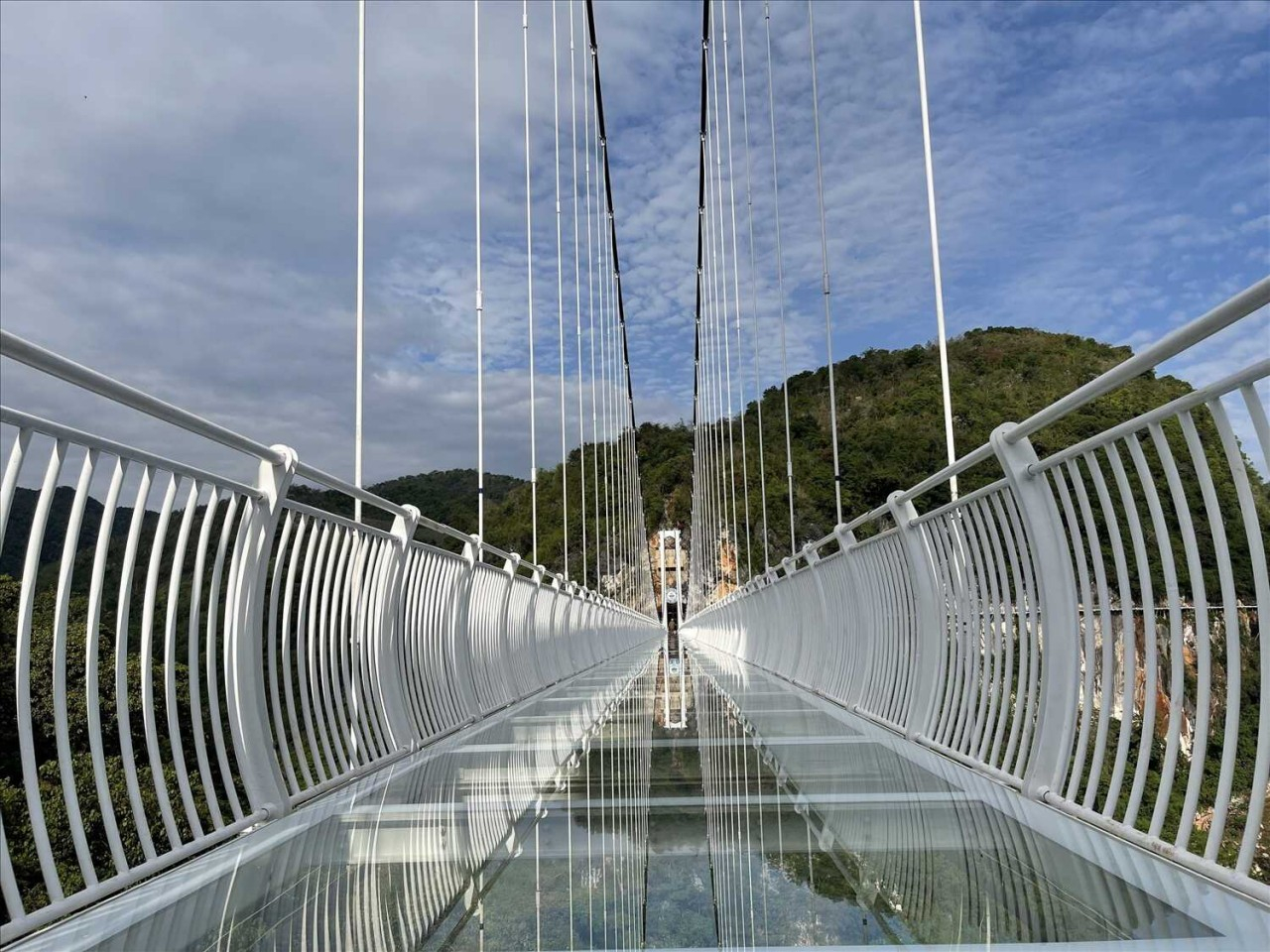 Откриха най-дългия мост със стъклен под в света