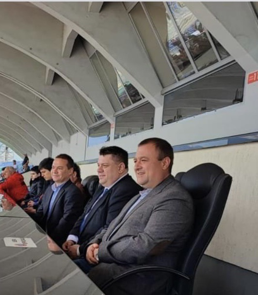 Президентът на федерацията по ръгби Атанас Зафиров от БСП и Петков подкрепиха мача на националите ни