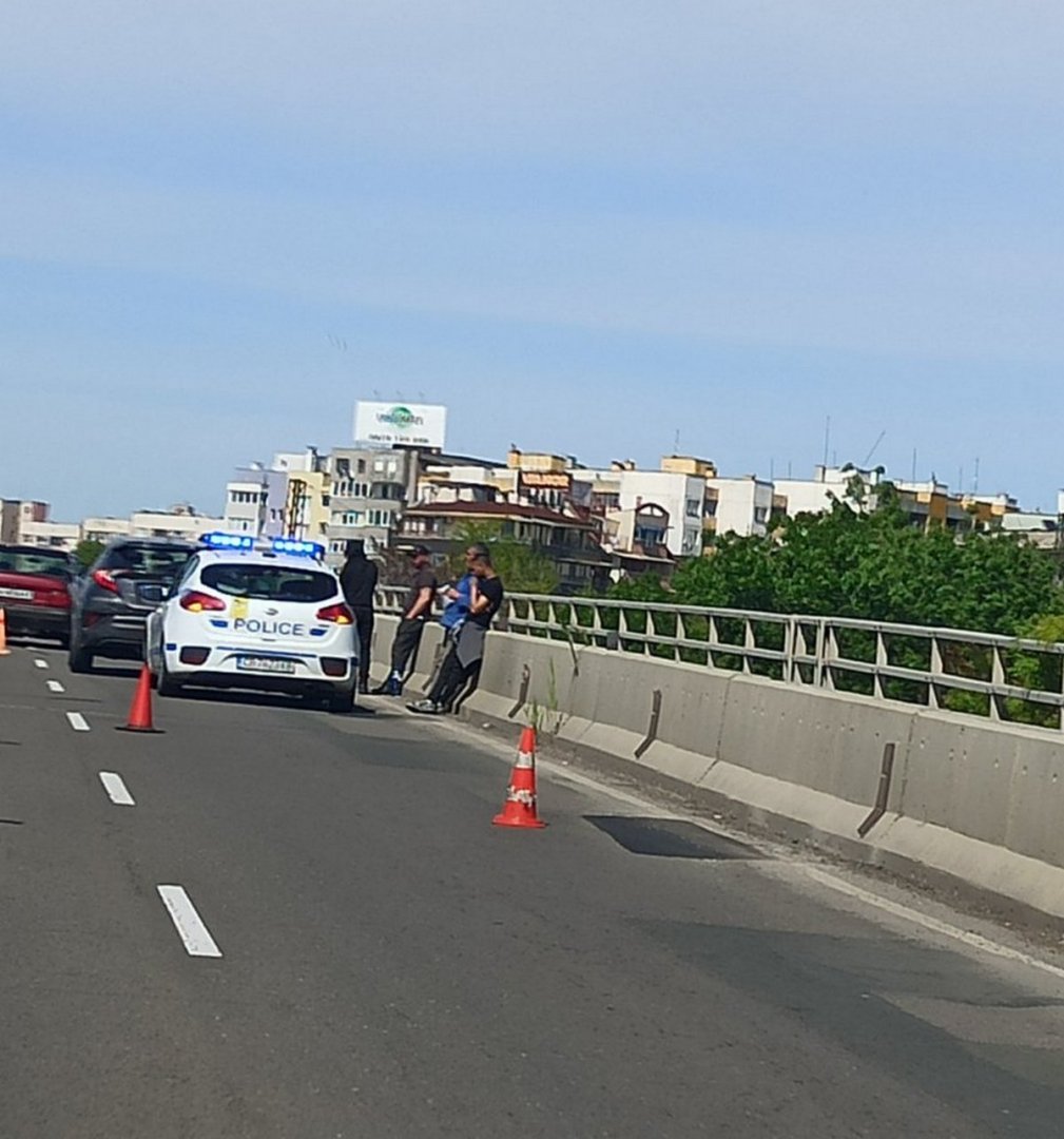 Три коли се нанизаха верижно на надлез в Бургас СНИМКИ