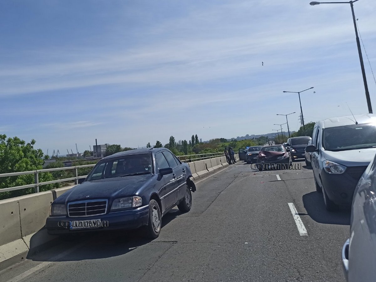 Три коли се нанизаха верижно на надлез в Бургас СНИМКИ