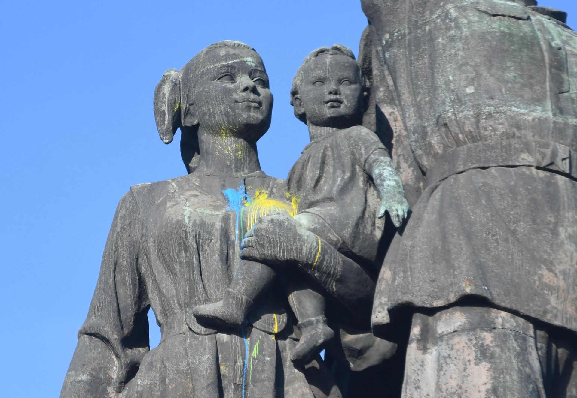Атака от въздуха срещу Паметника на Съветската армия СНИМКИ