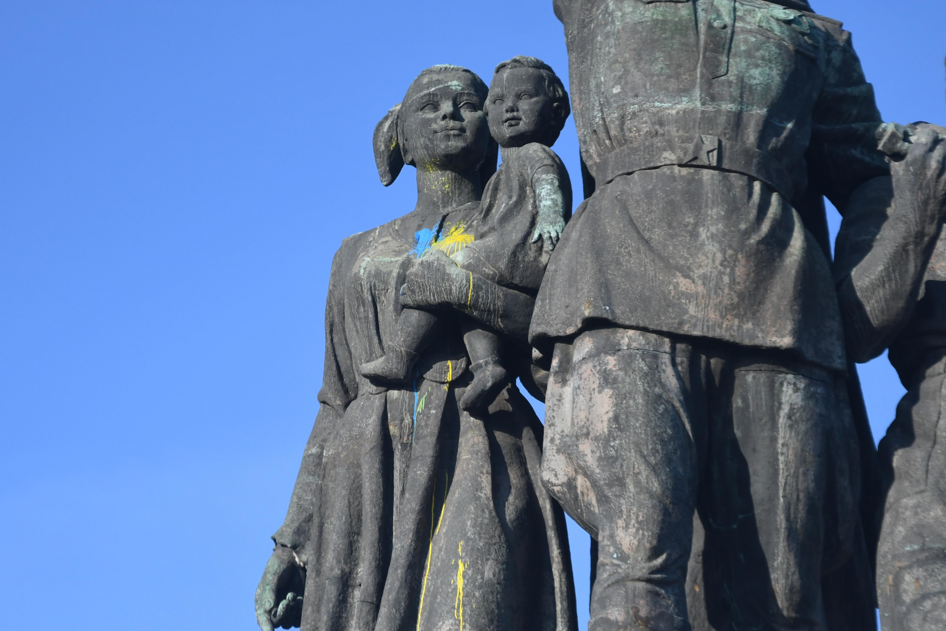 Атака от въздуха срещу Паметника на Съветската армия СНИМКИ