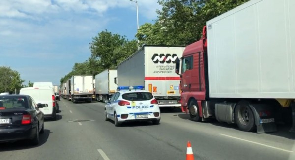 Гневни превозвачи блокираха ключов пловдивски булевард с камионите си 
