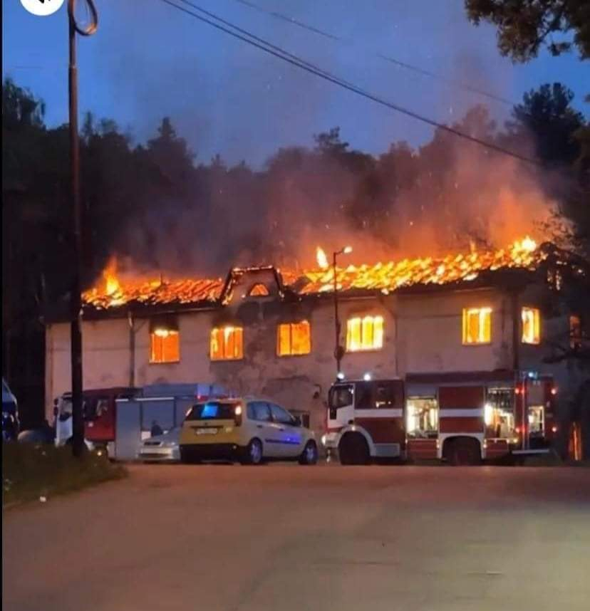 Огнен ад в Перник, рухна покрив в центъра СНИМКИ