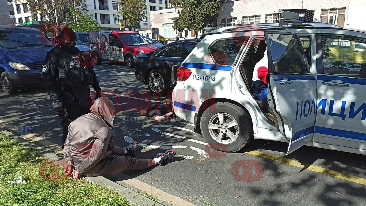 Почерня от полиция в Бургас, натръшкаха с белезници двама и... ВИДЕО