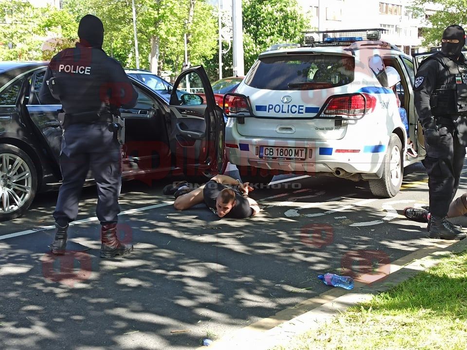 Почерня от полиция в Бургас, натръшкаха с белезници двама и... ВИДЕО