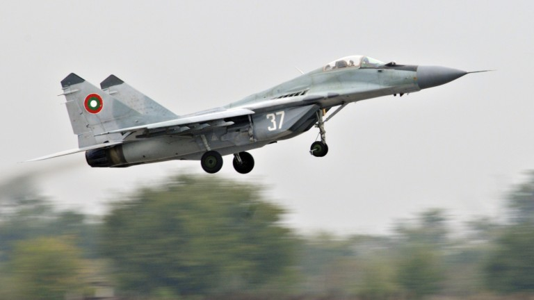 Вдигнаха два родни МиГ-29 заради извънредна ситуация в небето