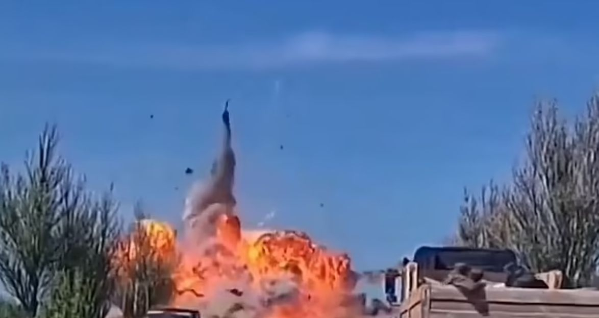ВИДЕО от войната: Внезапна експлозия унищожи руски танк край Мариупол