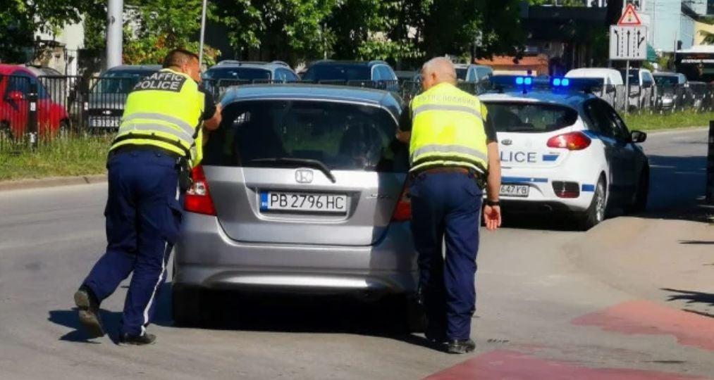 Не е за вярване какво направиха пловдивски полицаи, след като кола се заби в светофар СНИМКИ 