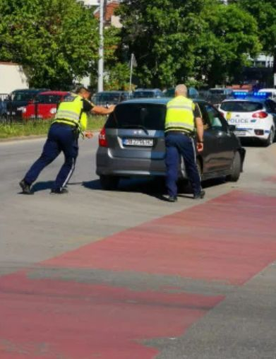 Не е за вярване какво направиха пловдивски полицаи, след като кола се заби в светофар СНИМКИ 