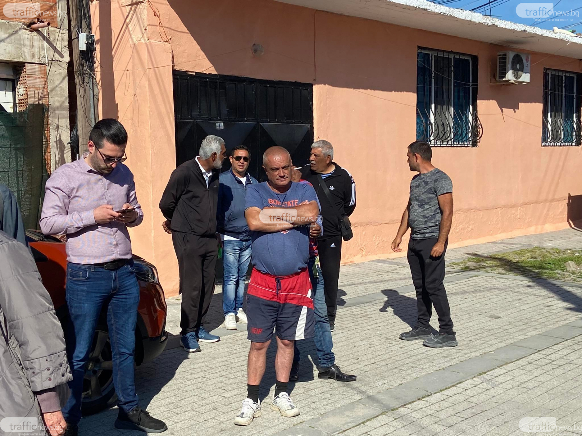 Багери тръгнаха срещу палата на богат ром в Пловдив и ето какво направи родата СНИМКИ