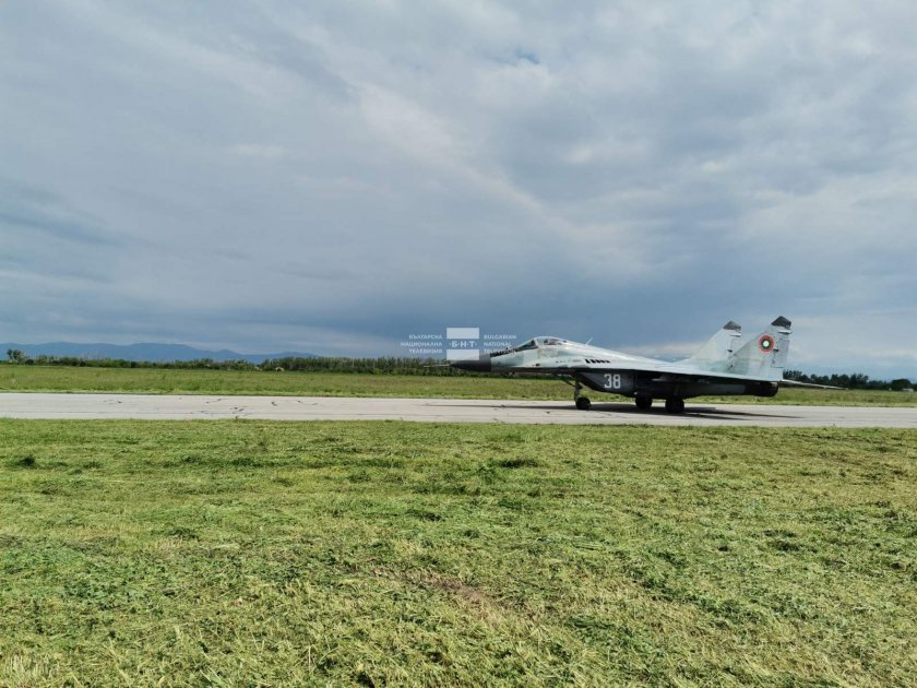 Последни новини за самолета, вдигнал по спешност в небето два родни МиГ-29 