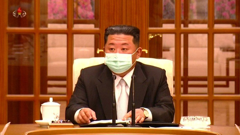 КНДР обяви броя на болните от К-19 след първата поява на Ким Чен Ун с маска СНИМКИ