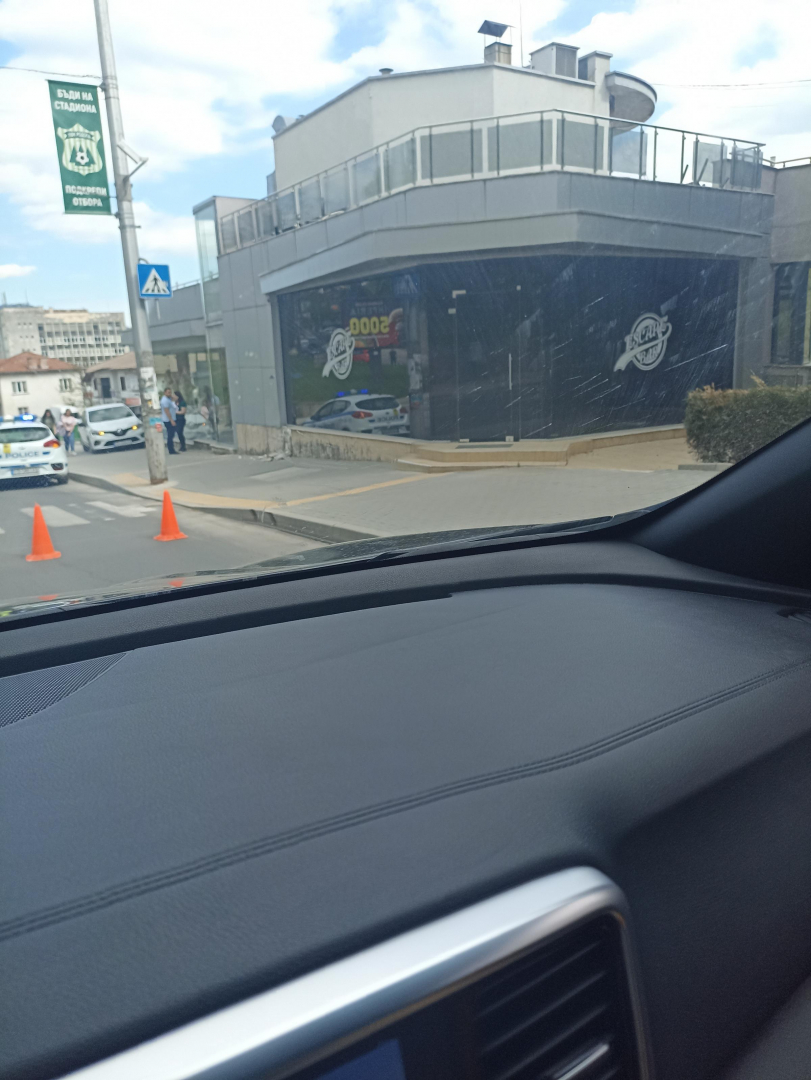 Кола се удари в моден бутик в центъра на Смолян СНИМКИ
