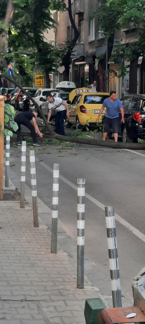 Инфарктна ситуация в центъра на София, по чудо няма премазани СНИМКИ