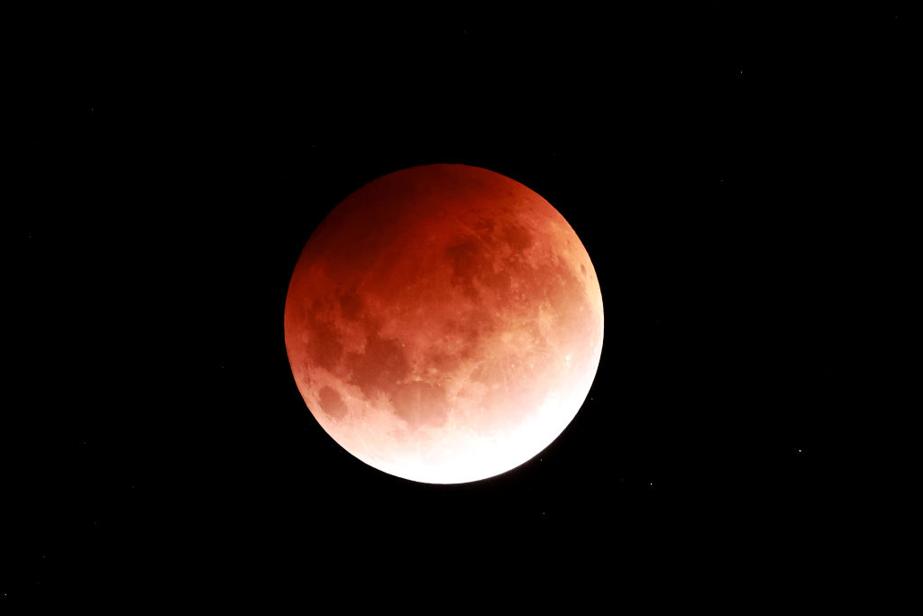 Супер кървава Луна ще ни огрее тази неделя 