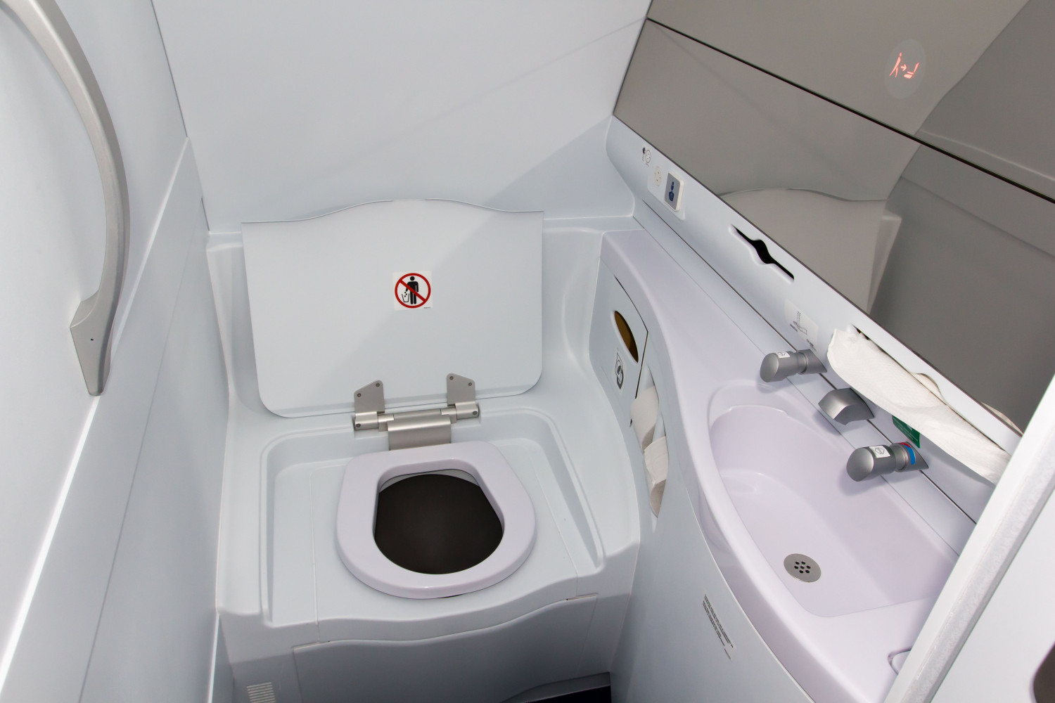 Стюардеса разкри тайна за бордовите тоалетни, от която ще настръхнете