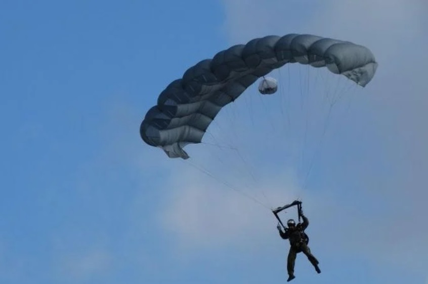 Ето какво се случва с военния, който пострада при скок с парашут край Пловдив ВИДЕО