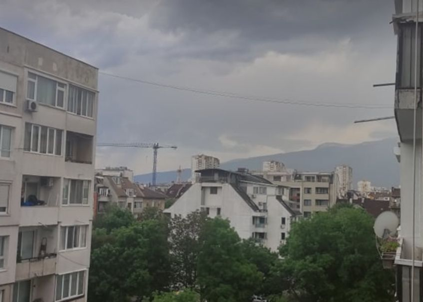 Пролетна буря надвисна над София, а нещо неочаквано се случи в Цари Мали Град ВИДЕО