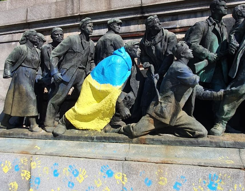 Оскверниха "Братската могила" в Борисовата градина с украинско знаме и свастика СНИМКИ