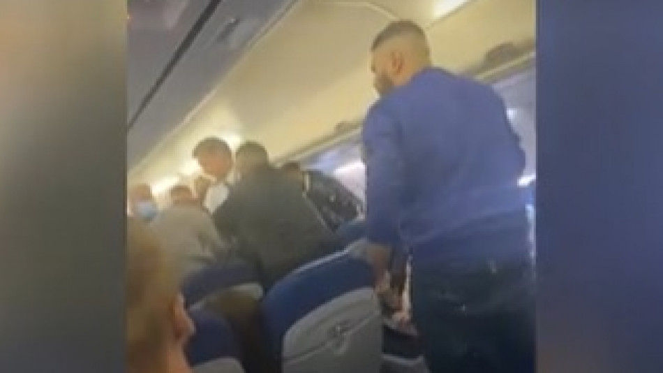 Масов бой на пътници в самолет попадна на ВИДЕО