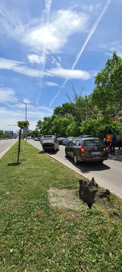 Кола направи зрелищна каскада на „Цариградско шосе” в София СНИМКА