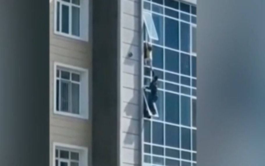 Инфарктна ситуация: Дете виси от прозорец на 8-ия етаж, а после ... ВИДЕО