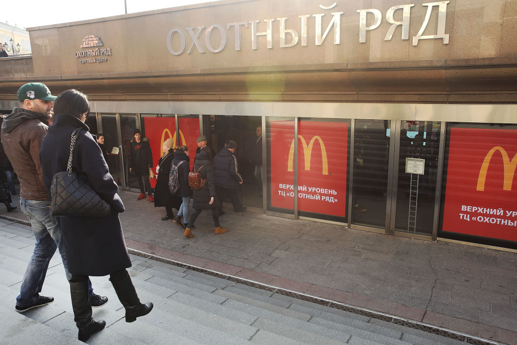 „Макдоналдс“ си тръгва от Русия, но не съвсем