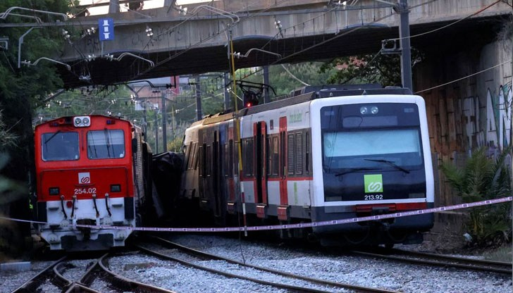 Два влака се сблъскаха край Барселона! Има загинал и десетки ранени СНИМКИ