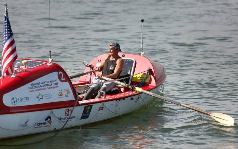Американец пробва да постави уникален рекорд с лодка насред океана 
