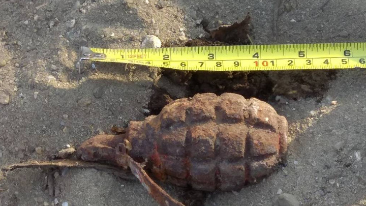 Мъж намери ръчна граната в двор в Софийско
