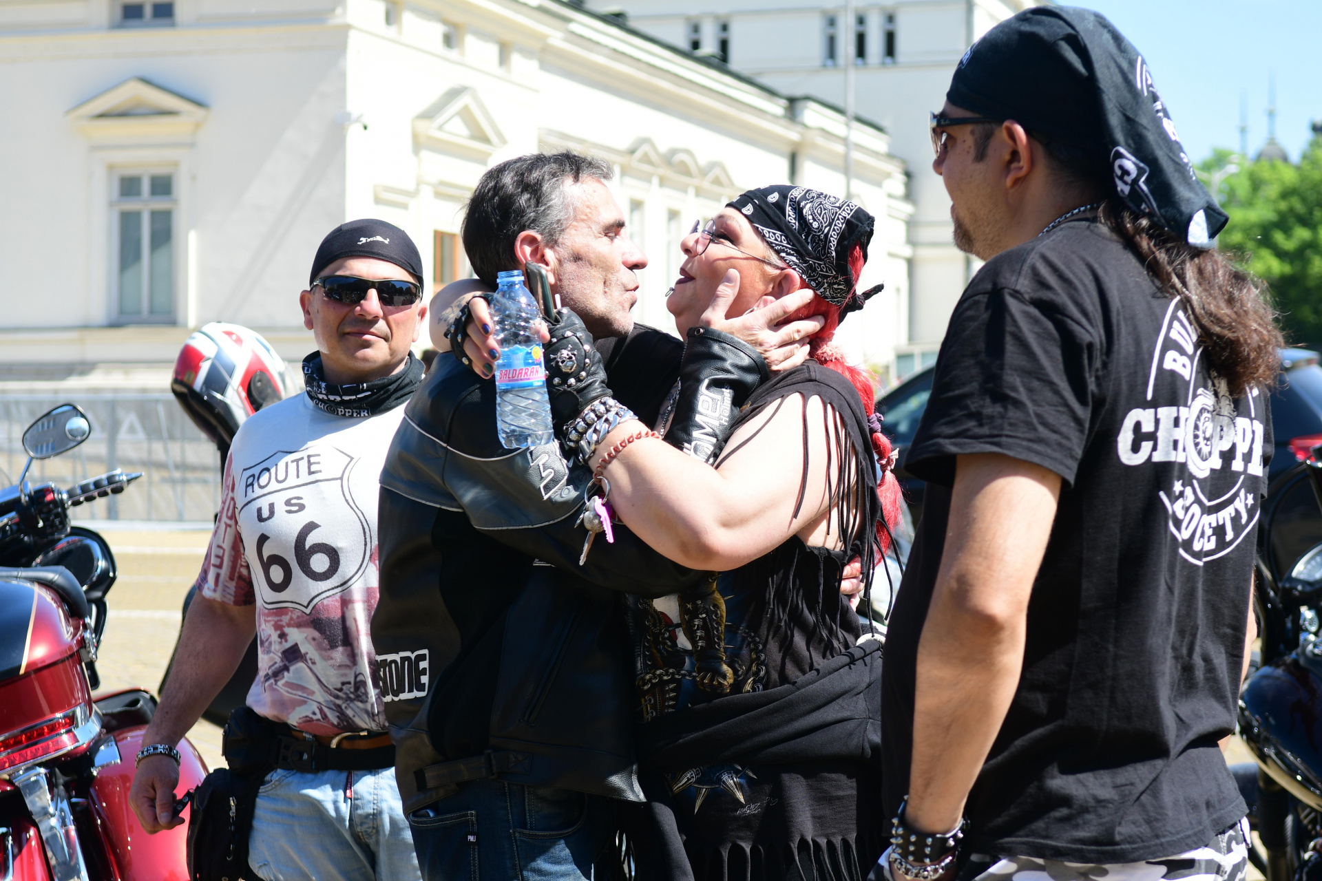 Клекна ли министърът-милионер пред протестиращите мотористи, ето как се появи СНИМКИ