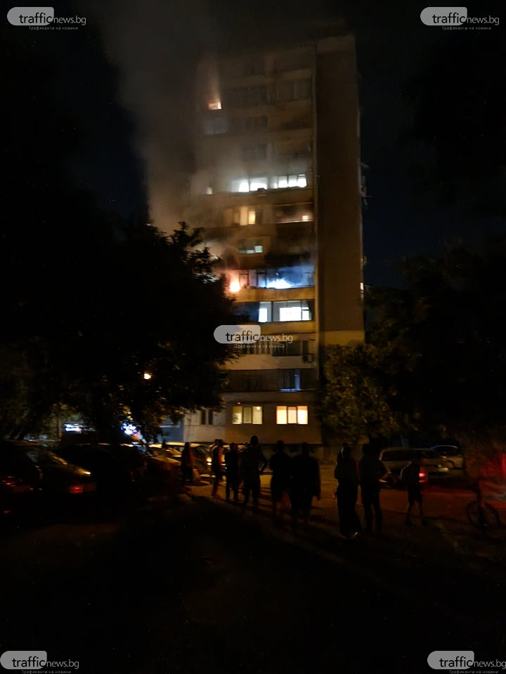 Пожар пламна в жилищен блок в Пловдив СНИМКИ