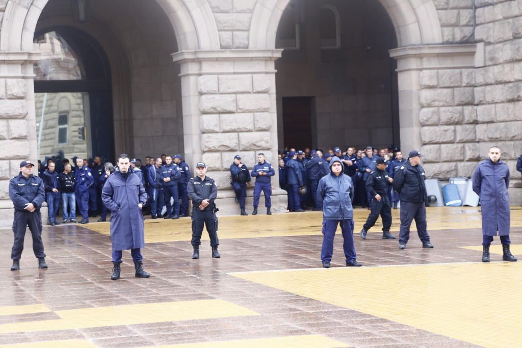 Надзиратели и полицаи на протест в София, трафикът ще е кошмар 