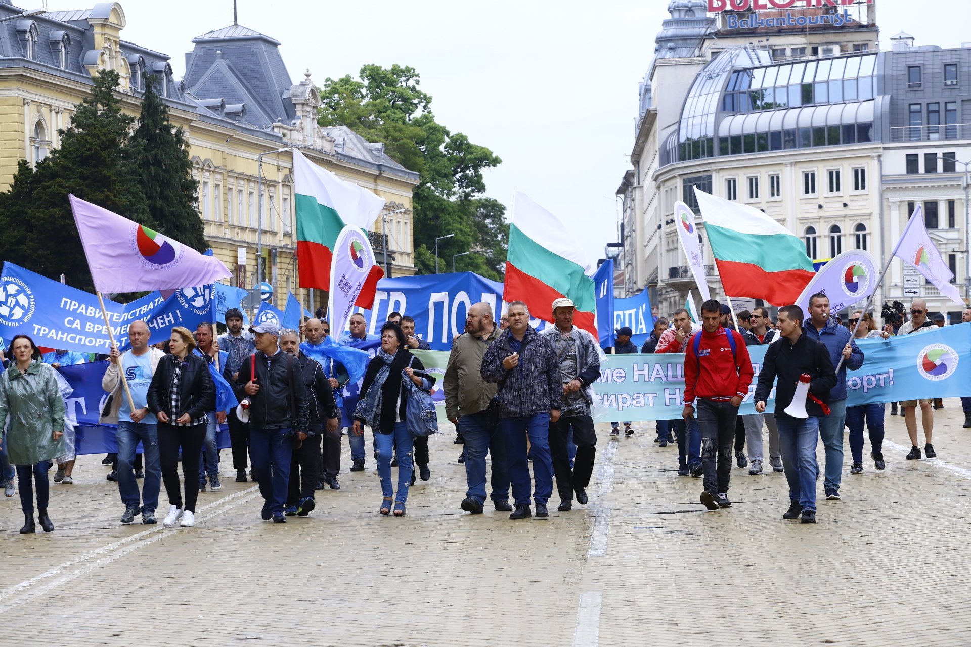 Протестите в София и страната се разрастват, в столицата пристигат подкрепления от... СНИМКИ