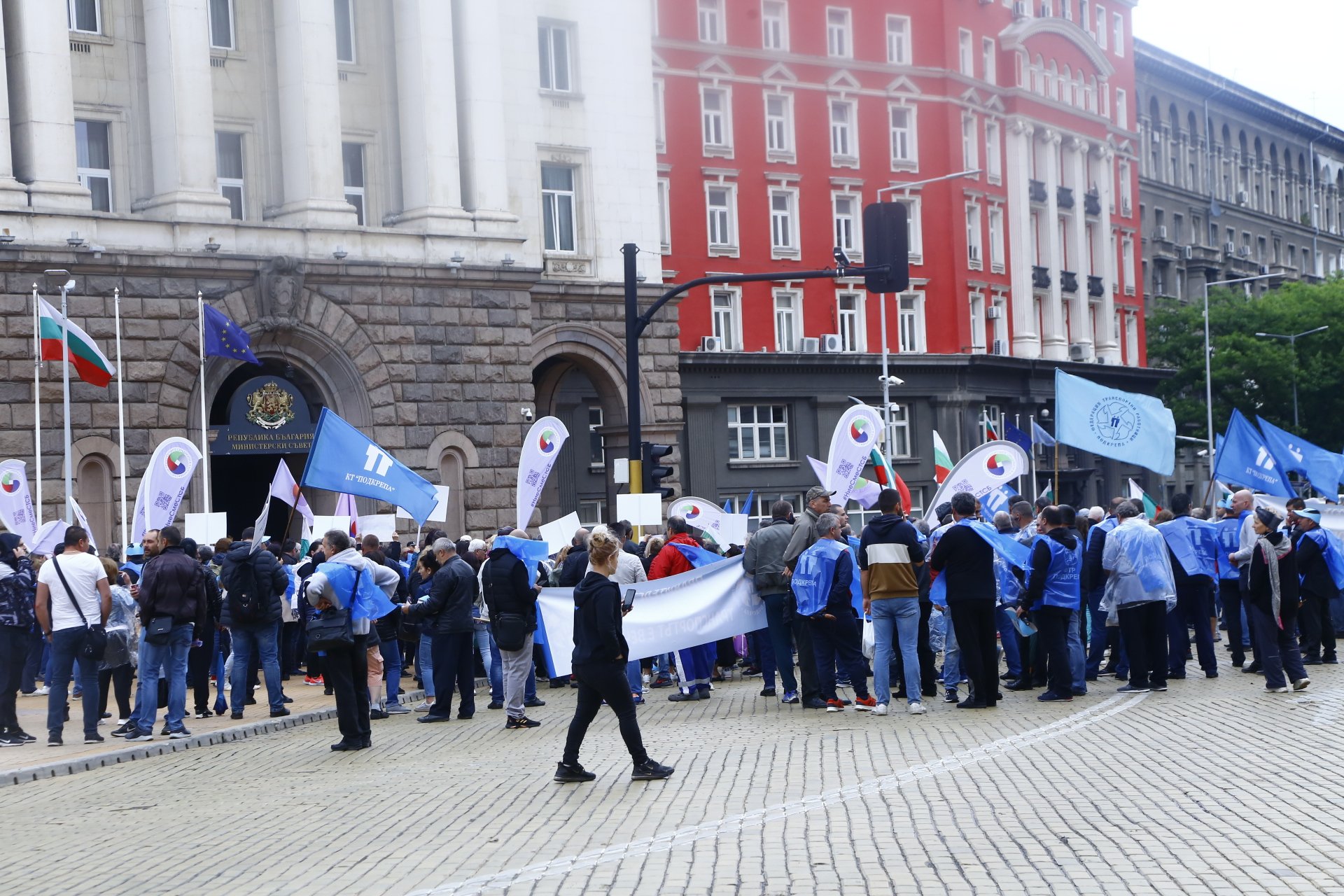 Протестите в София и страната се разрастват, в столицата пристигат подкрепления от... СНИМКИ