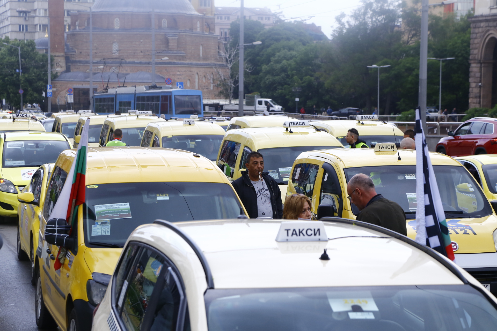 Гърми скандал: Такси стоянките из почти цяла България са незаконни!