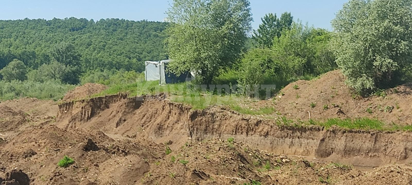 Софиянци копаят злато с багер край язовир Огоста, но ги сполетя... СНИМКИ