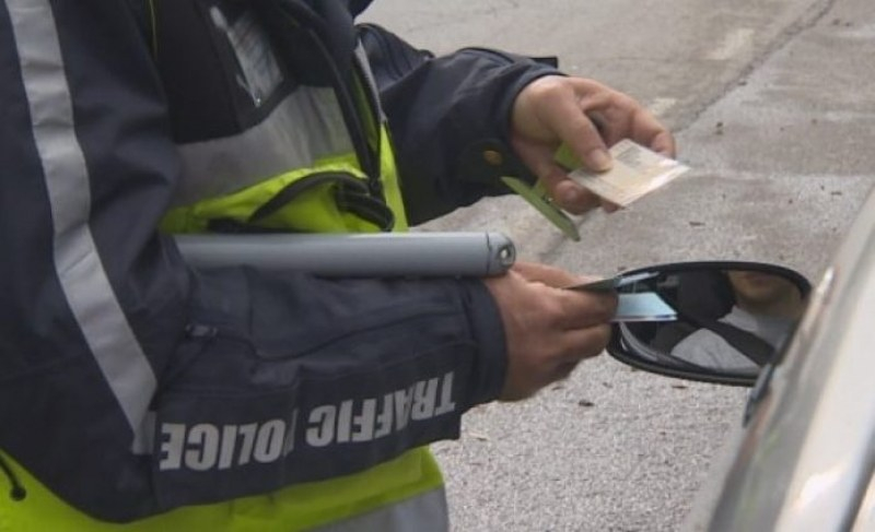 Фиркан шофьор опита да подкупи полицаи в Пловдив: Оставям ви парите да си направите...