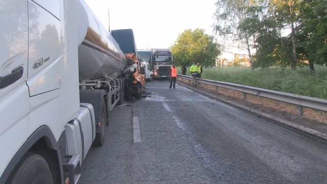 Първи СНИМКИ от тежката катастрофа на "Дунав мост" с автобус, цистерна и автовоз