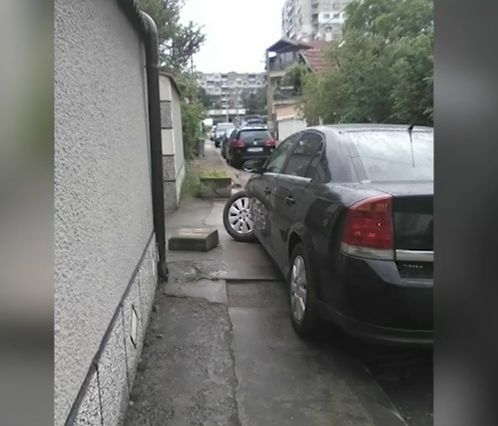 Автомобил се заби в ограда на къща в София ВИДЕО