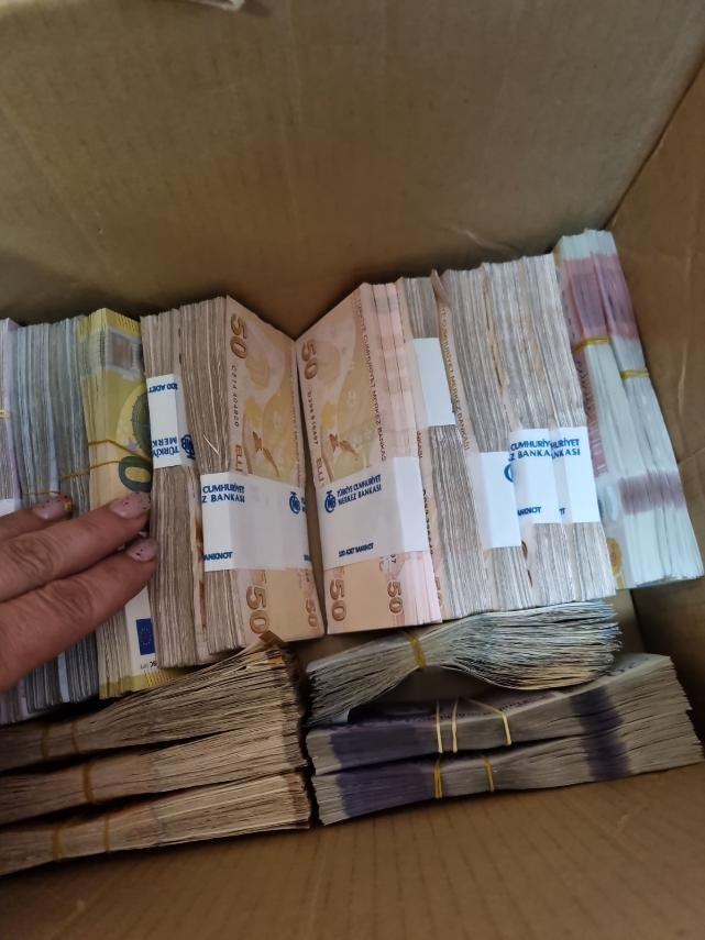 Ето ги торбите със злато и пари на бандата на Селим, спипани при акцията в Сливен СНИМКИ