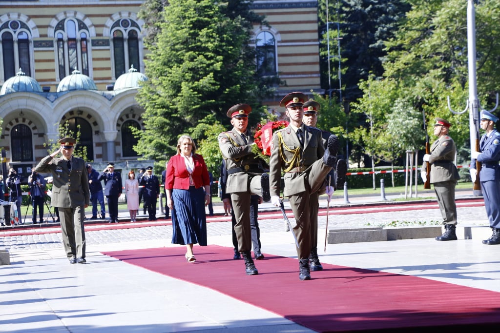 Македонска министърка, шокирала с изказване, че България е резервна татковина, е у нас СНИМКИ