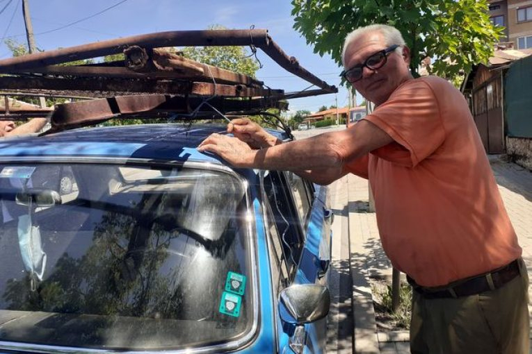 Пенсионер от Дупнишко отказа тлъста оферта за старата си "Волга", пази я за... СНИМКИ 