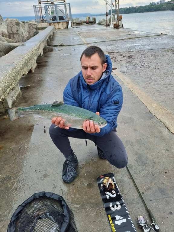 Млад рибар от Варна се похвали с невиждана слука СНИМКИ 