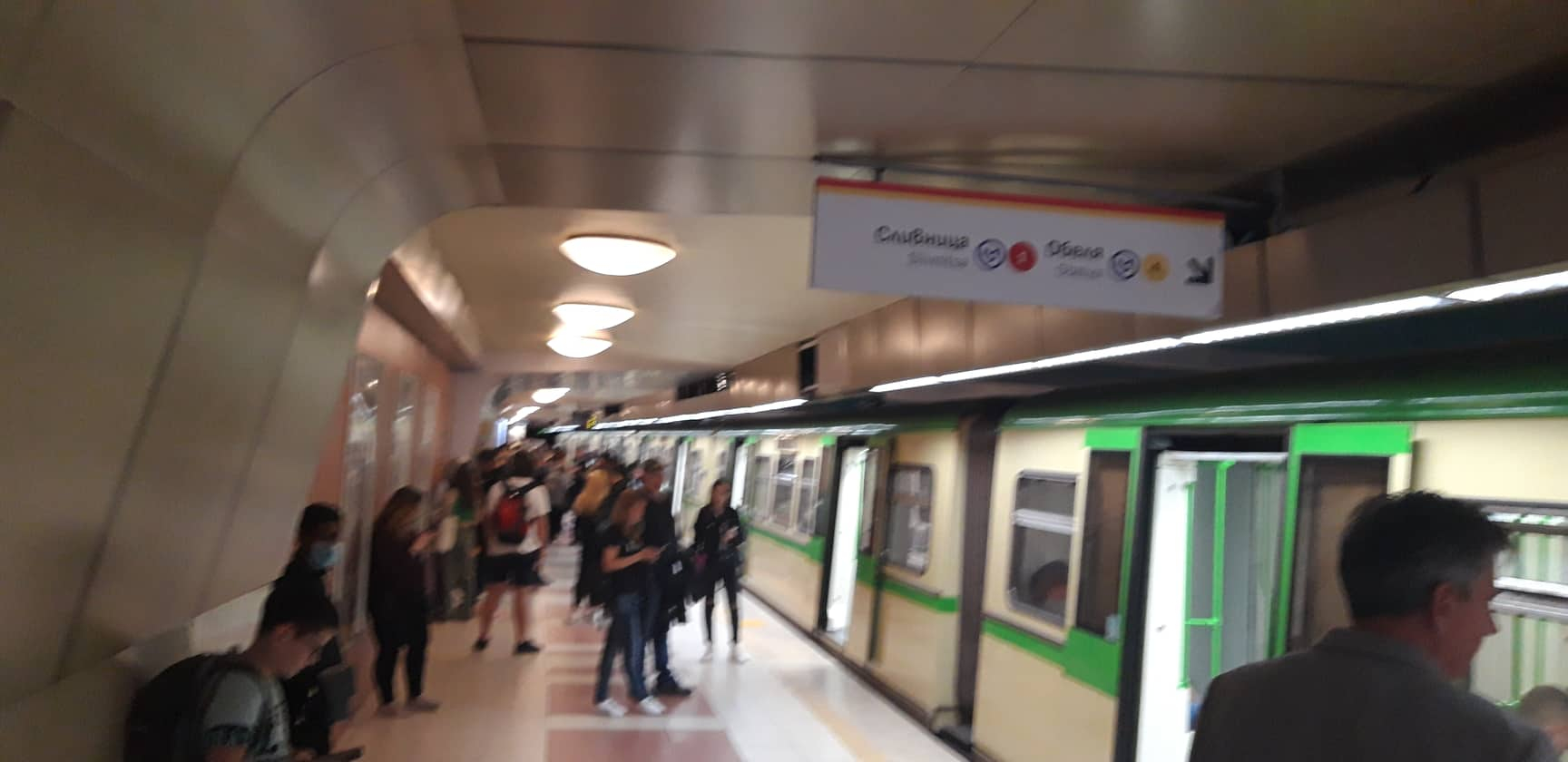 Извънредна ситуация в метрото в София, свалят пътниците от влаковете СНИМКИ