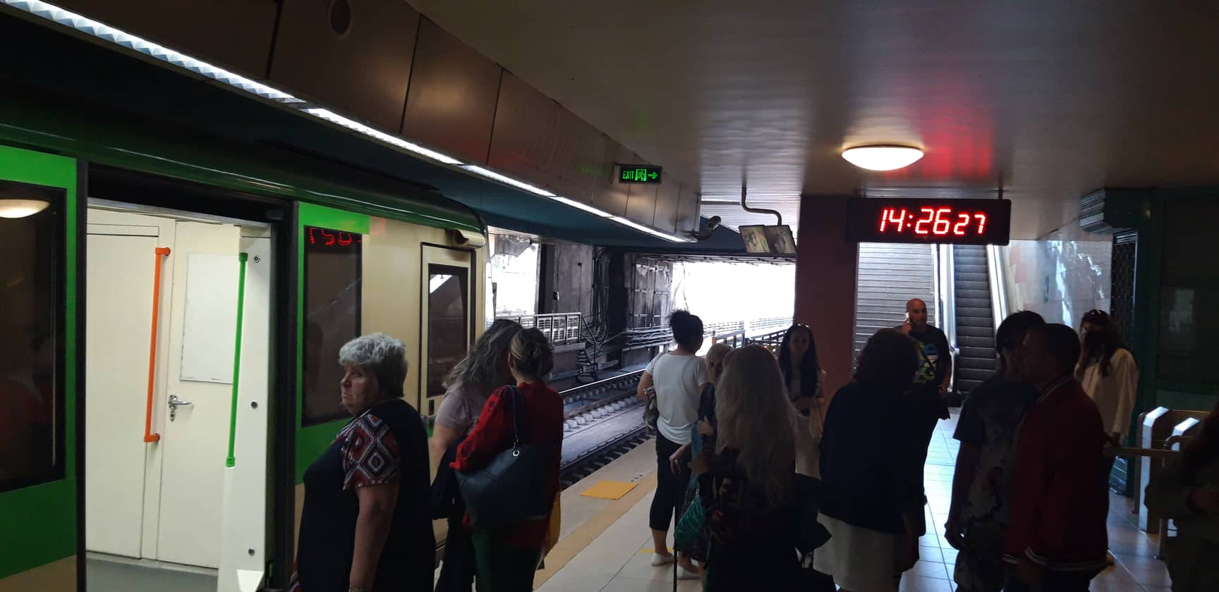 Извънредна ситуация в метрото в София, свалят пътниците от влаковете СНИМКИ