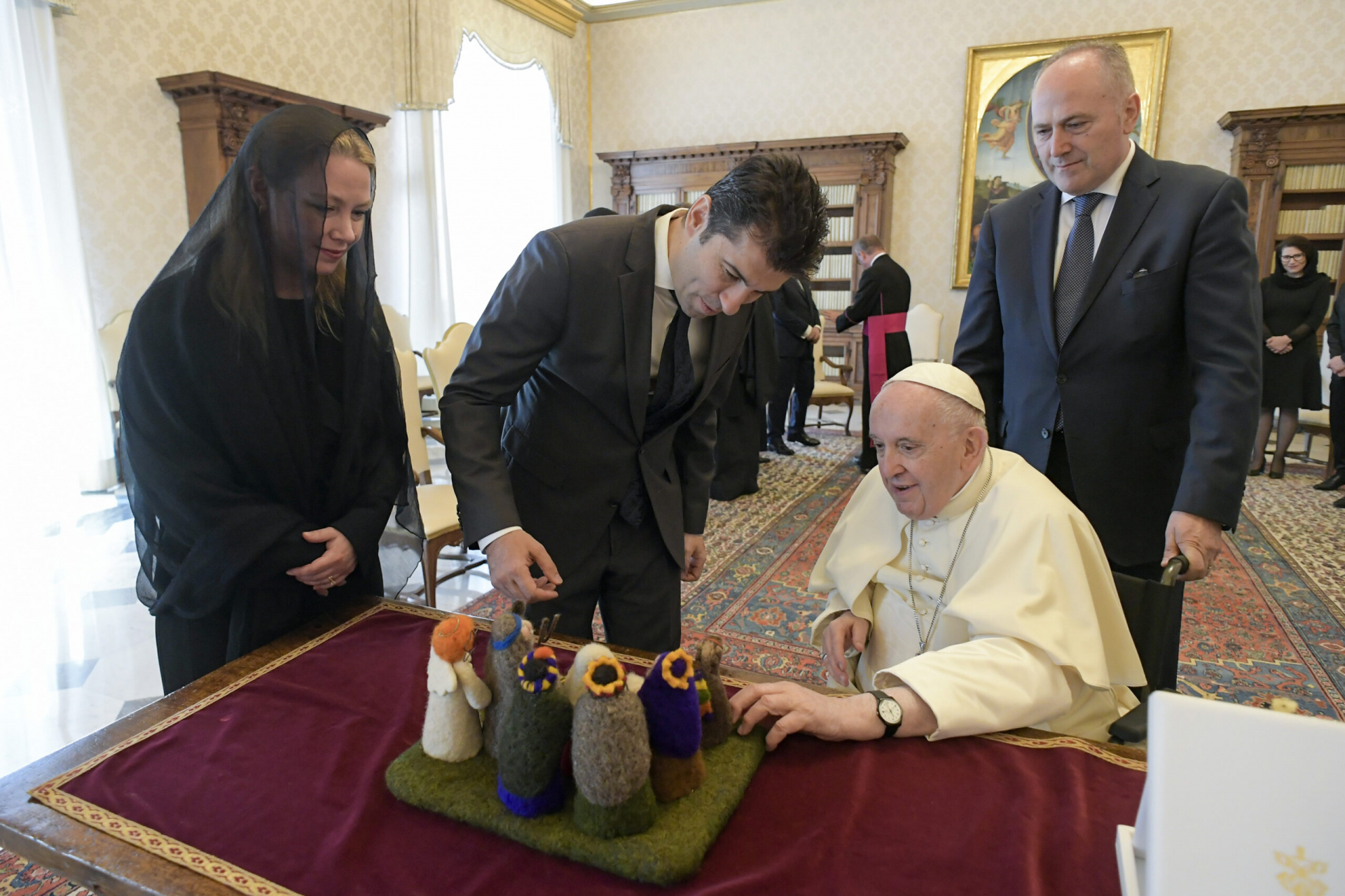 Нидал Алгафари смълча със сарказъм за срещата между Петков и папата