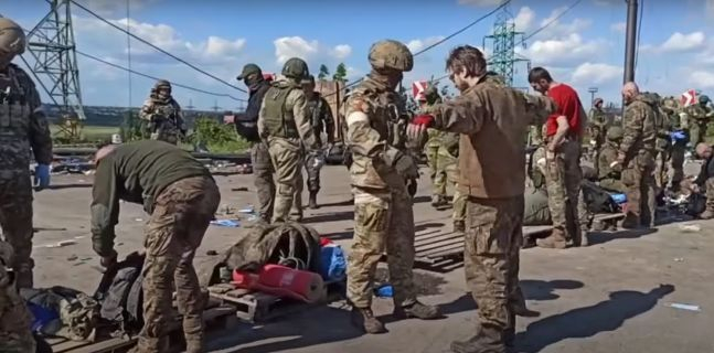 Британски журналист: Азовци се предадоха, а не “евакуираха”!