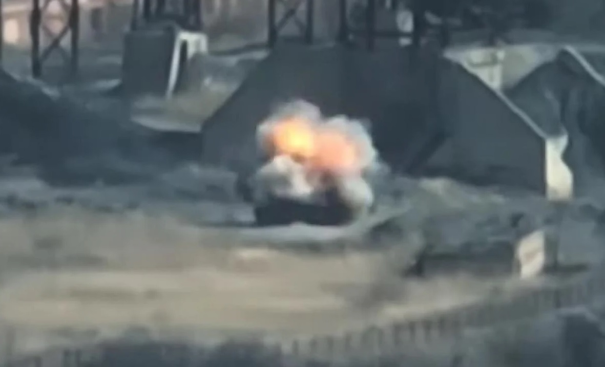 ВИДЕО от войната: Бойци от ВСУ унищожиха руски танк с 1 изстрел